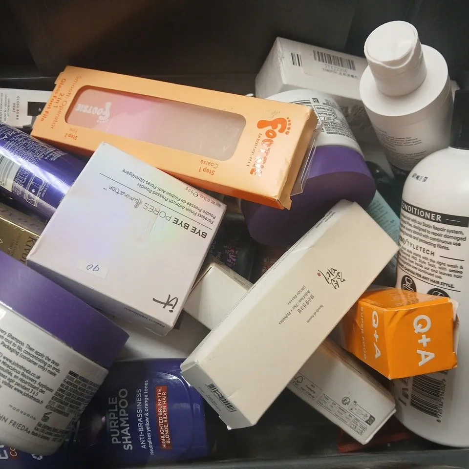 APPROXIMATELY 15 ASSORTED HEALTH & BEAUTY PRODUCTS TO INCLUDE LOREAL ELVIVE PURPLE CONDITIONER, ELEMIS SHOWER CREAM, FRIZZ EASE DEEP CONDITIONER, ETC - COLLECTION ONLY