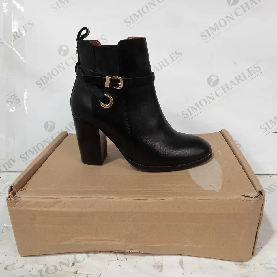 BOXED PAIR OF CARVELA KURT GEIGER BLOCK HEEL BOOTS IN BLACK EU SIZE 37