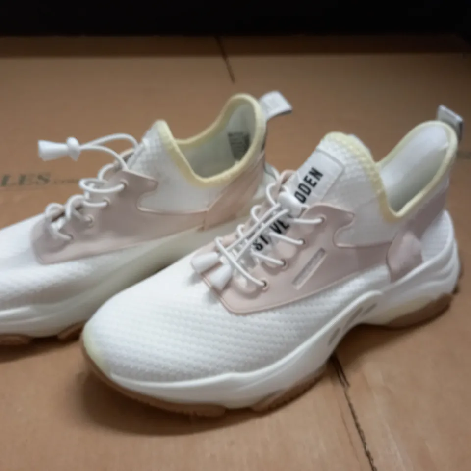 PAIR OF STEVE MADDEN WHITE TRAINERS - SIZE UNSPECIFIED