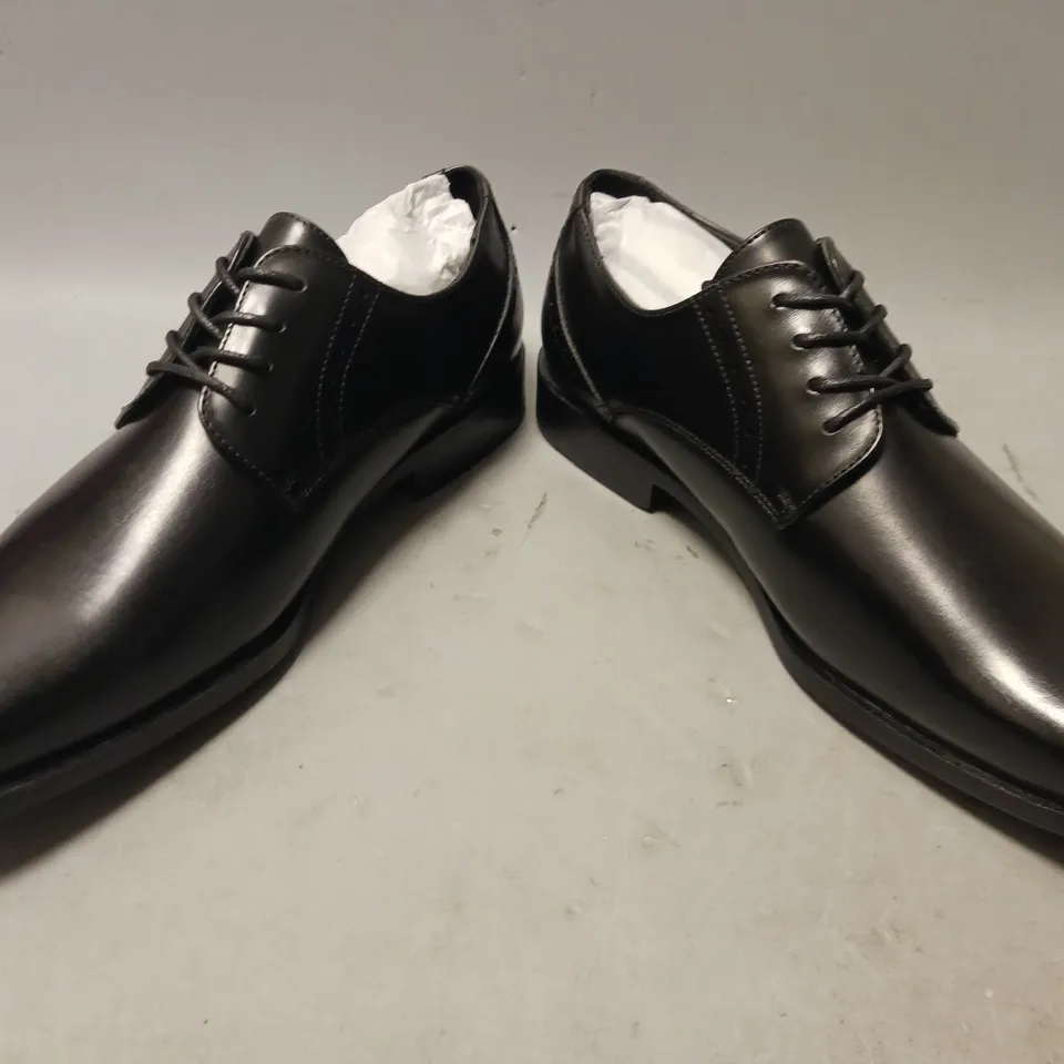 BOXED PAIR OF CUSOLEMORE LACE UP SHOES IN BLACK SIZE 10