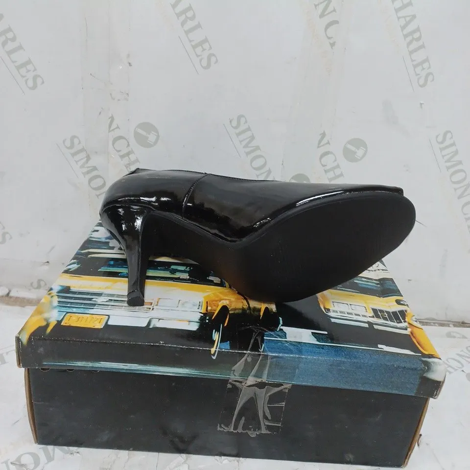 LOT OF 5 PAIRS OF TAXI LADIES SHOES