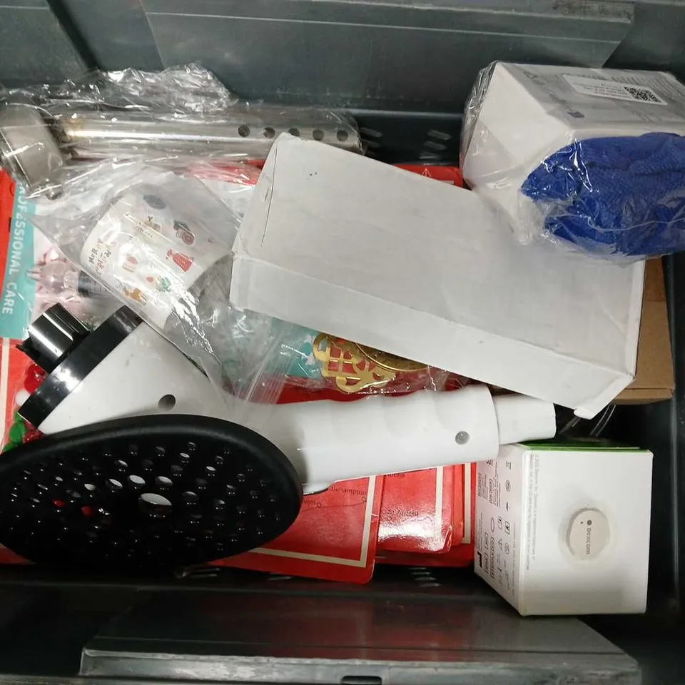 APPROXIMATELY 12 ASSORTED HOUSEHOLD ITEMS TO INCLUDE BATHROOM DESCALER, ORDNANCE SURVEY ONE INCH MAPS, ETC