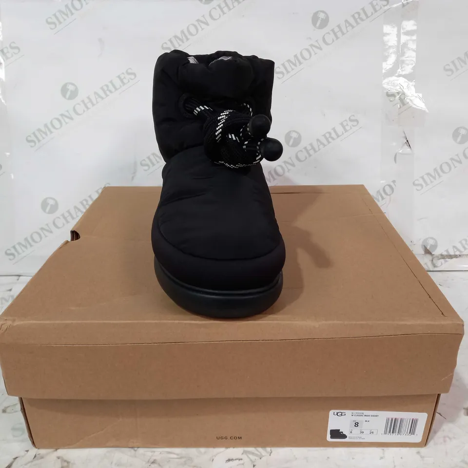 BOXED PAIR OF UGG CLASSIC MAXI SHORT ANKLE BOOTS IN BLACK UK SIZE 6