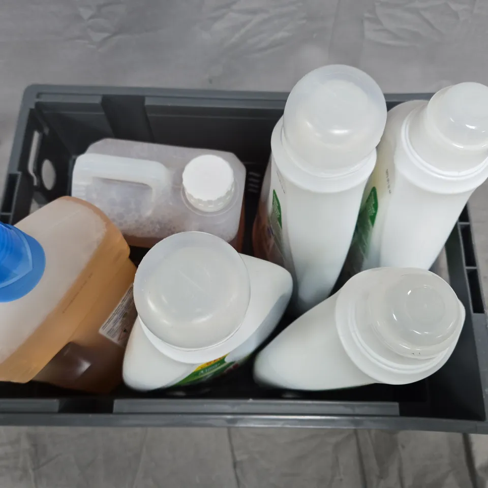 APPROXIMATELY 6 ASSORTED HOUSEHOLD LIQUID PRODUCTS TO INCLUDE FLASH ALL-PURPOSE CLEANER, EZCARCARE CITRUS WASH, PERSIL BIO, ETC - COLLECTION ONLY