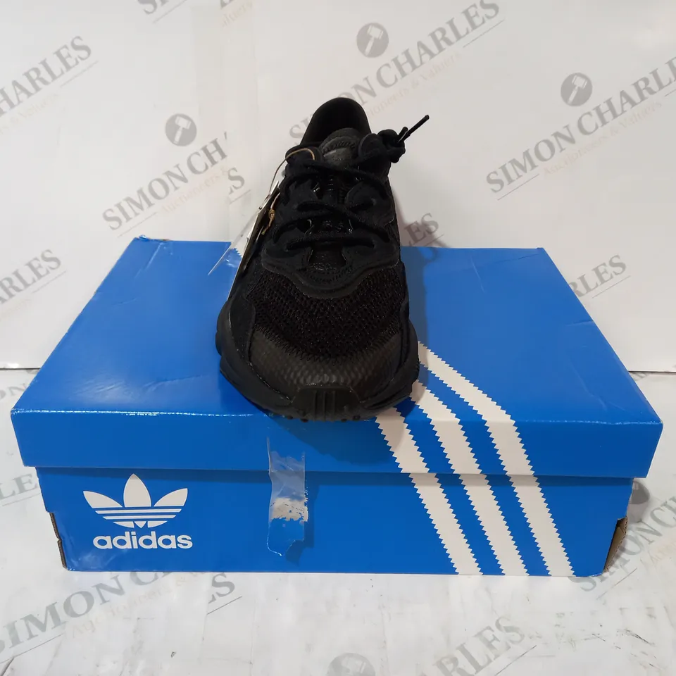 BOXED PAIR OF ADIDAS OZWEEGO SHOES IN BLACK UK SIZE 7