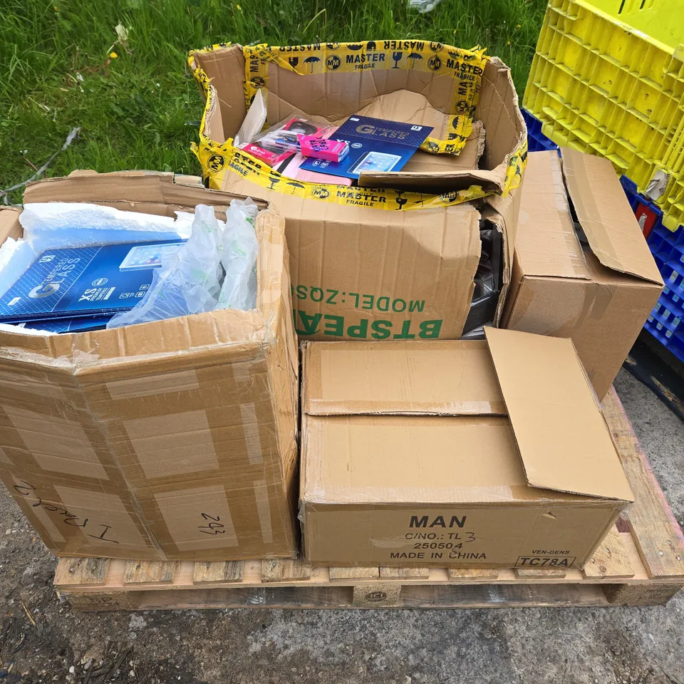 PALLET OF APPROXIMATELY 4 BOXES OF HOUSEHOLD PRODUCTS TO INCLUDE SMARTPHONE CASES, SCREEN PROTECTORS, CHARGING CABLES ETC - COLLECTION ONLY 