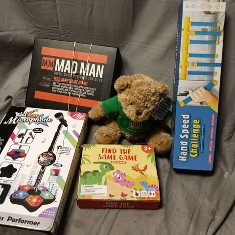 APPROXIMATELY 20 ASSORTED TOYS, GAMES, GIFTS AND NOVELTIES TO INCLUDE HAND SPEED CHALLENGE, KIDSTAR MICROPHONE, MAD MAN GAME NIGHT, ETC - COLLECTION ONLY