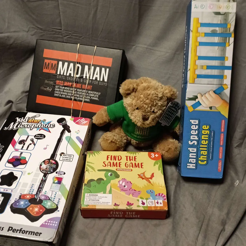 APPROXIMATELY 20 ASSORTED TOYS, GAMES, GIFTS AND NOVELTIES TO INCLUDE HAND SPEED CHALLENGE, KIDSTAR MICROPHONE, MAD MAN GAME NIGHT, ETC - COLLECTION ONLY