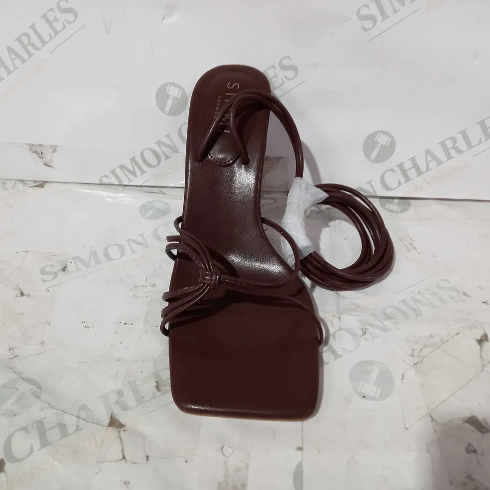 BOXED PAIR OF SIMMI LONDON ALAMO MID HEEL OPEN TOE SANDALS IN CHOCOLATE COLOUR UK SIZE 6