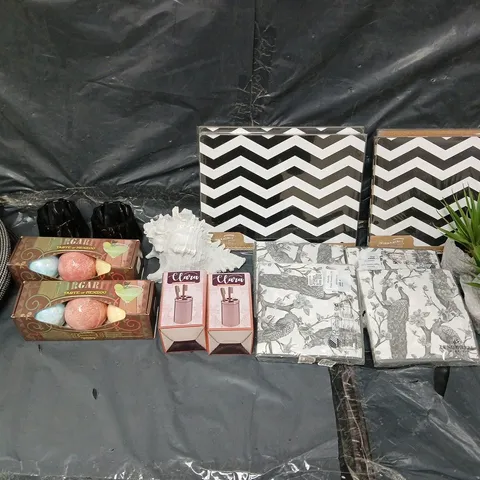 LARGE BOX OF APPROXIMATELY 12 ASSORTED HOUSEHOLD GOODS TO INCLUDE CANDLE HOLDERS, BATH BOMBS, AND PLACEMATS ETC. 