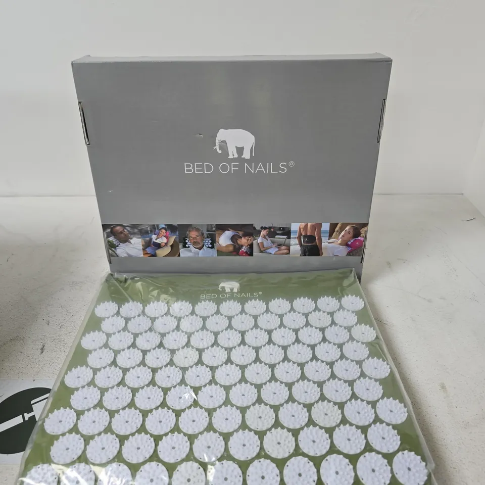 BED OF NAILS ACUPRESSURE MAT – WHITE NODULES ON GREEN BASE (BOXED)