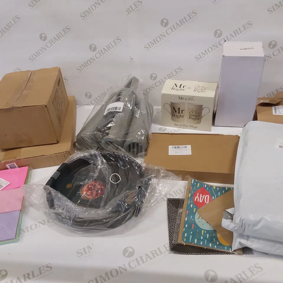 BOX OF 15 BRAND NEW ITEMS TO INCLUDE: 960 TAPE DISPENSER, POST IT NOTES, MASTERCLASS SANDWICH TIN, BIRD FEEDERS, SET OF TWO MUGS, PAIR OF HIP FLASKS