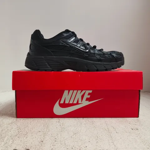 BOXED PAIR OF NIKE P-6000 TRAINERS IN BLACK SIZE UK 4.5