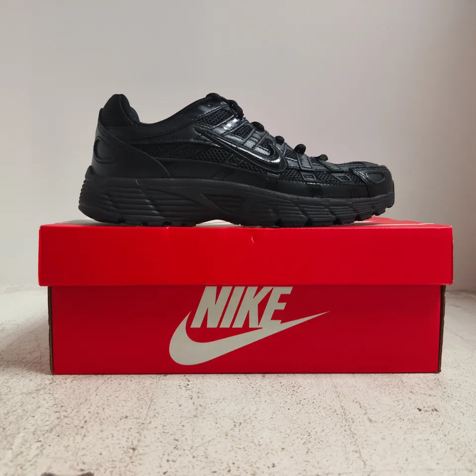 BOXED PAIR OF NIKE P-6000 TRAINERS IN BLACK SIZE UK 4.5