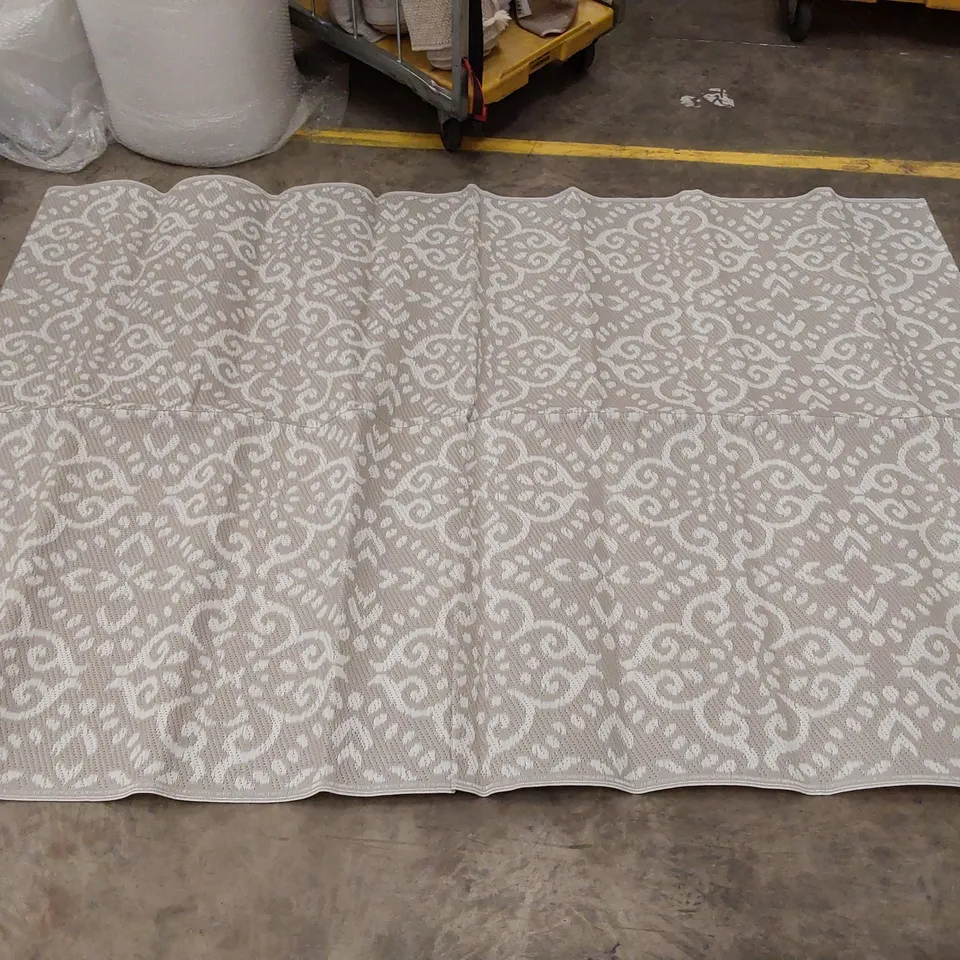 BOXED MOON RUG // 230 X 160CM