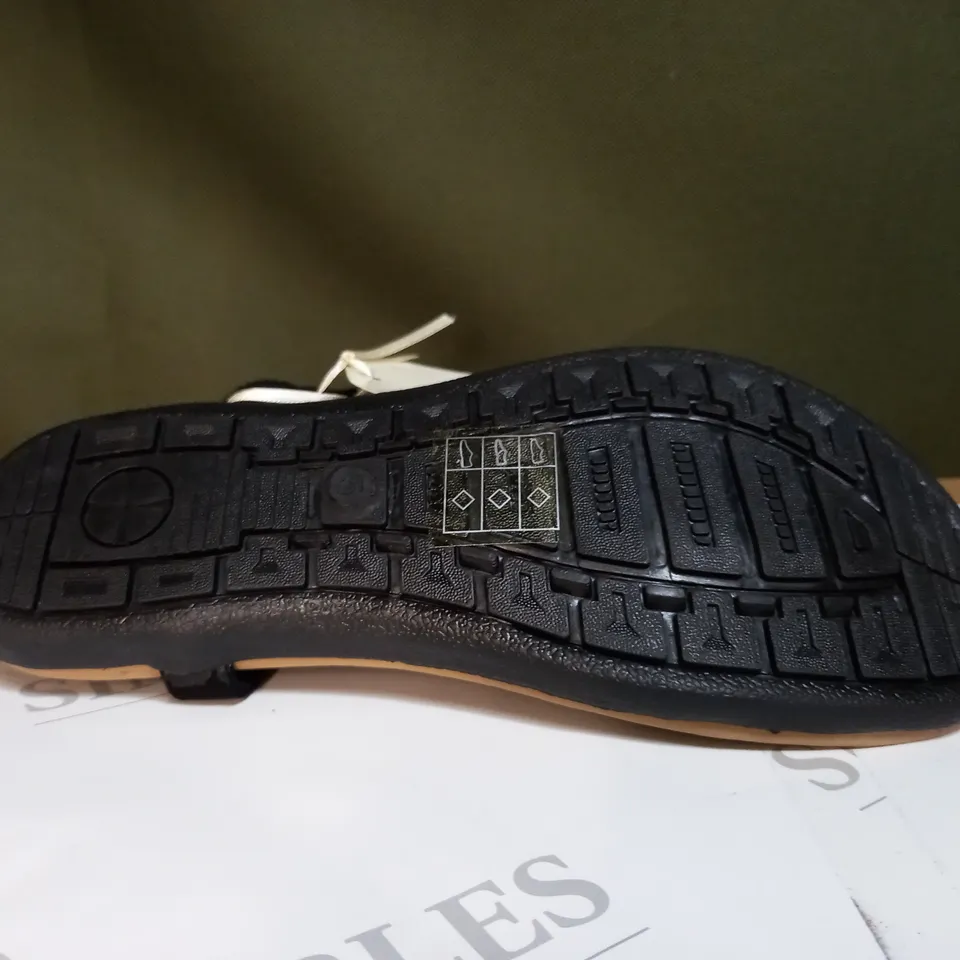KASARA FAUX PEARL DETAIL THONG SANDAL - SIZE 5