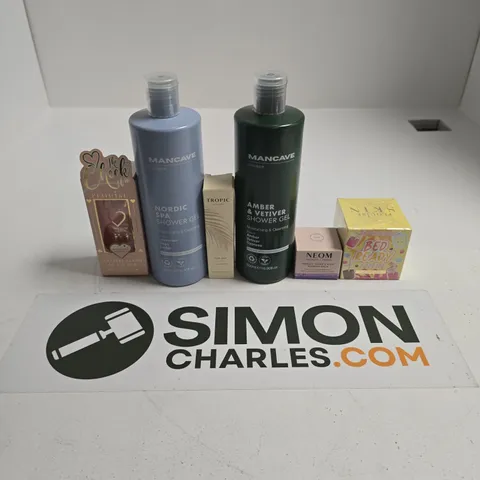 APPROXIMATELY 15 ASSORTED HEALTH & BEAUTY PRODUCTS TO INCLUDE MANCAVE SHOWER GEL, NEOM SLEEP WONDER BALM, PLOUISE BAD B*TCH ENERGY BED READY SLEEPING MASK, ETC - COLLECTION ONLY