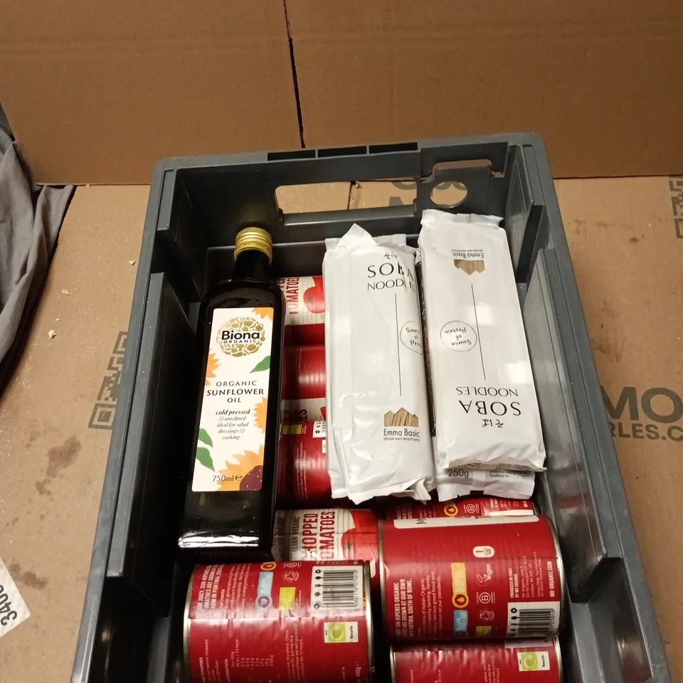 TOTE OF APPROXIMATELY 13 ASSORTED FOOD AND DRINK TO INCLUDE: GREEN AND BLACKS ORGANIC CHOCOLATE 