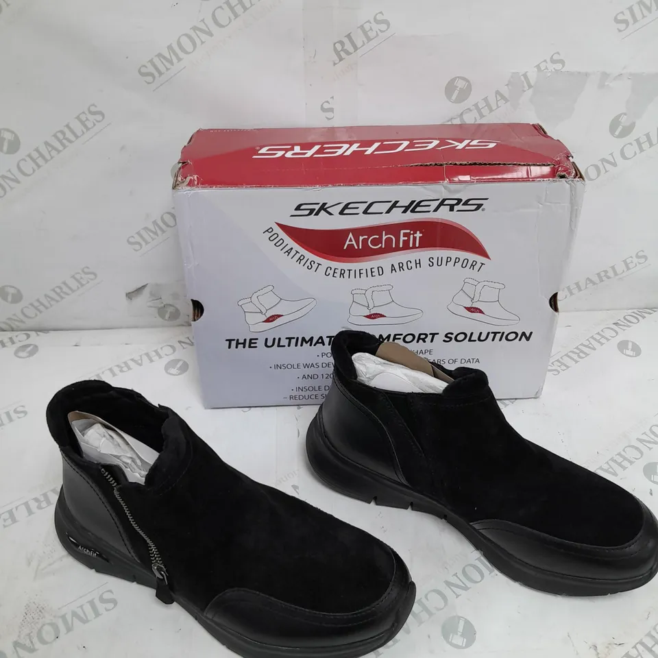 BOXED SKECHERS ARCH FIT SMOOTH ZIP BOOTS, BLACK - SIZE 7