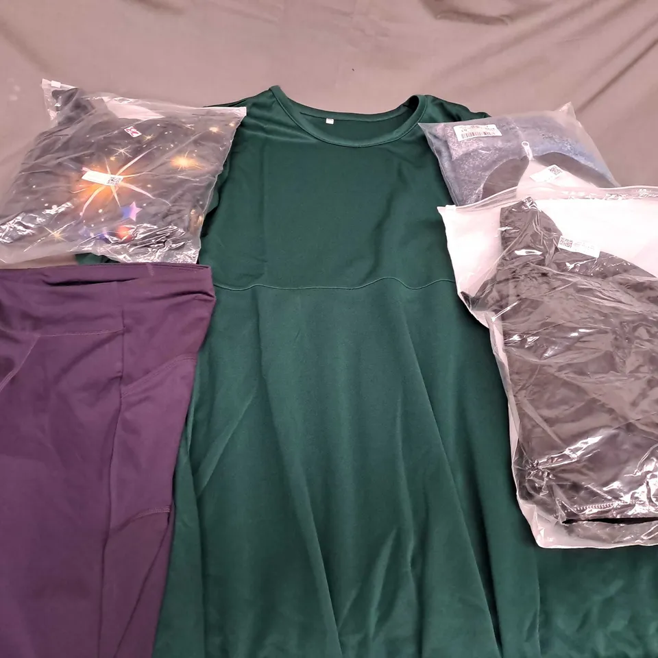 APPROXIMATELY 25 ASSORTED CLOTHING ITEMS IN VARIOUS SIZES TO INCLUDE DRESSES, LEGGINGS, TOPS ETC