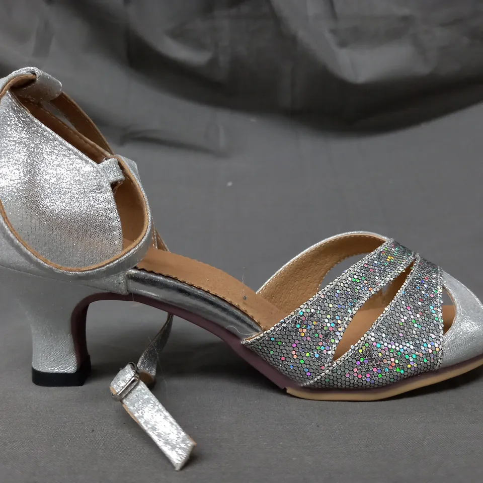 BOXED PAIR OF DESIGNER PEEP TOE LOW HEEL SANDALS IN METALLIC SILVER/MULTICOLOUR EU SIZE 37