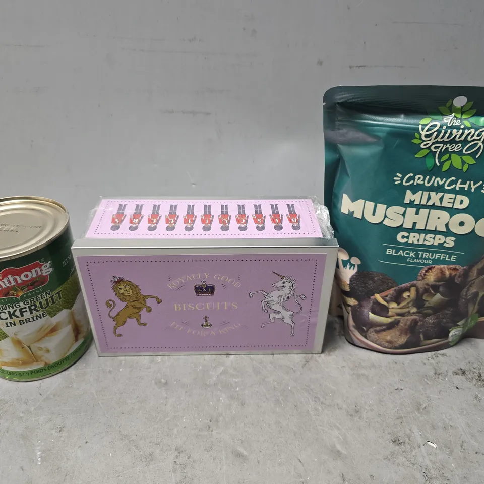 APPROXIMATELY 8 ASSORTED FOOD & DRINK ITEMS TO INCLUDE - MUSHROOM CRISPS , JACKFRUIT IN BRINE ETC