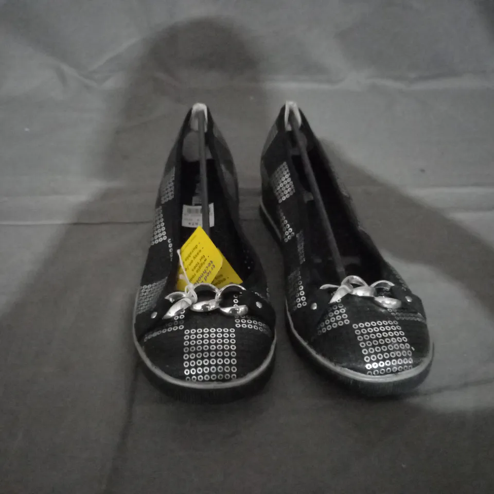 APPROXIMATELY 11 PAIRS OF FLAT SLIP ON SHOES IN VARIOUS SIZES 