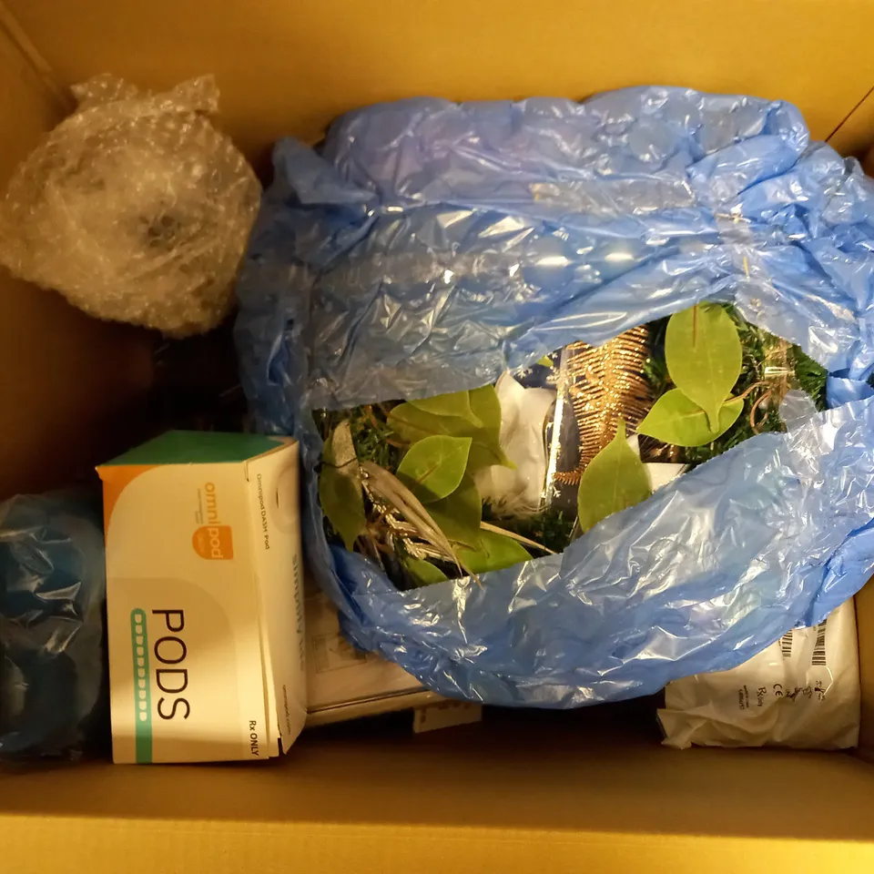 BOX OF APPROX 15 HOUSEHOLD ITEMS TO INCLUDE SOLAR VINTAGE LIGHTS, MIXED BAG OF WOOL AND CHRISMAS WREATH