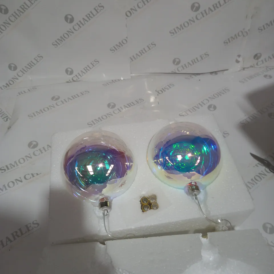 BOXED BUNDLEBERRY BY AMANDA HOLDEN SET OF 2 PRE-LIT GLOBES