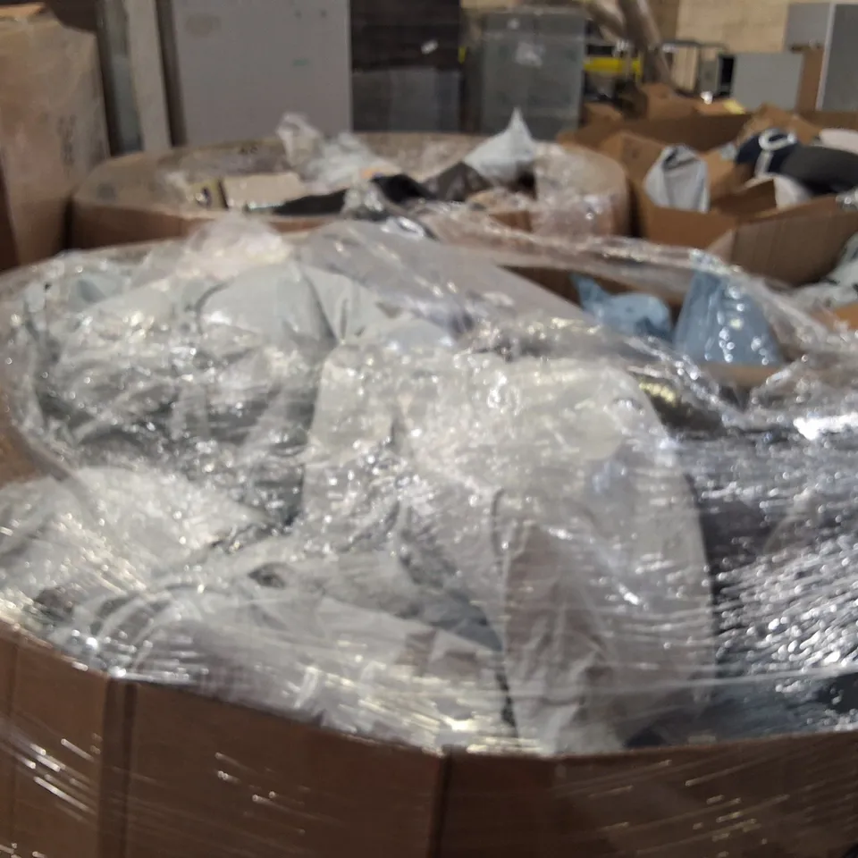 PALLET CONTAINING A LARGE QUANTITY OF PILLOWS