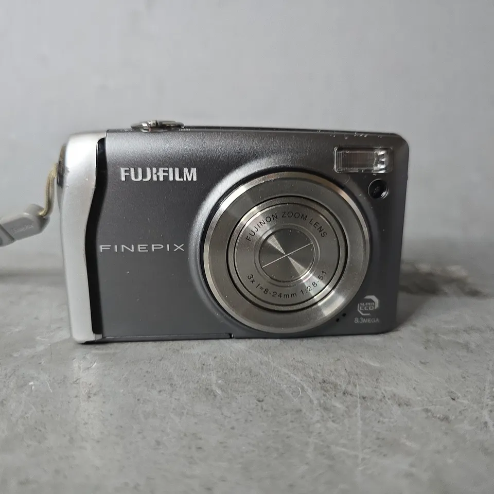 FUJIFILM FINEPIX F40FD CAMERA