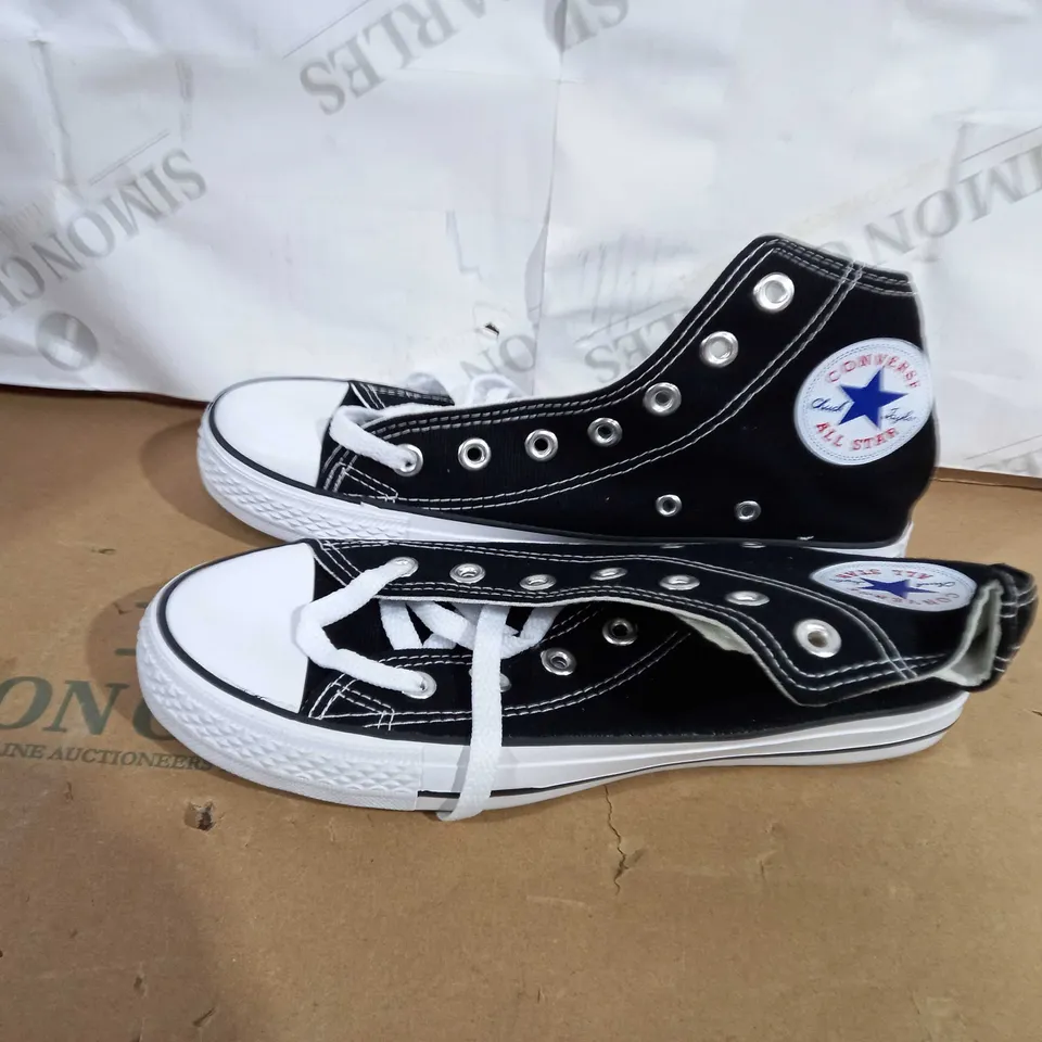 PAIR OF CONVERSE HIGH TOPS IN BLACK SIZE 6
