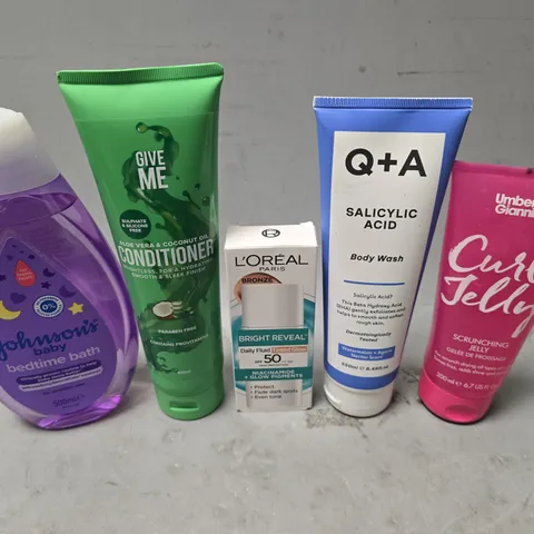 APPROXIMATELY 13 ASSORTED HEALTH & BEAUTY ITEMS TO INCLUDE - Q+A SALICYLIC ACID , GIVE ME CONDITONER , JOHNSONS BABY BEDTIME BATH ETC