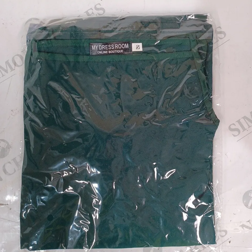 APPROXIMATELY 10 BRAND NEW MY DRESS ROOM TOPS IN GREEN SIZE S