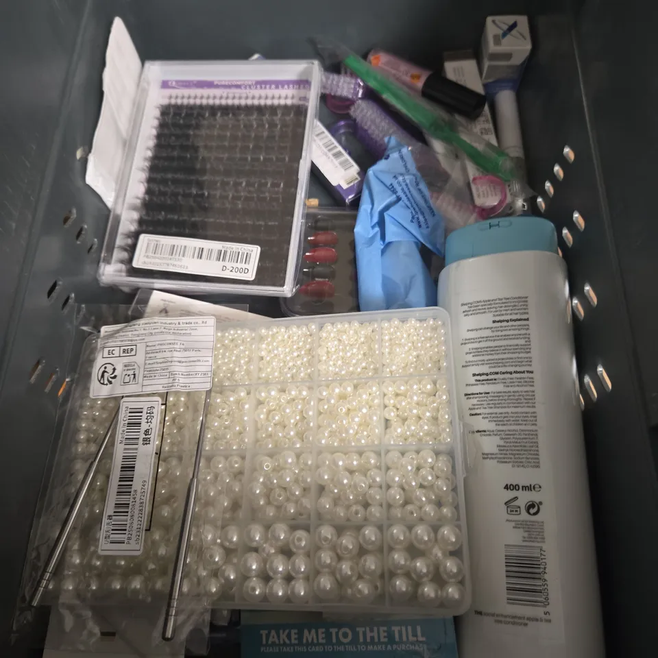 APPROXIMATEY 20 ASSORTED HEALTH AND BEAUTY PRODUCTS TO INCLUDE - AUSSIE SHAMPOO - ORDO SONIC BRUSH HEAD - CHILD'S FARM BABY MOISTURISER - ETC