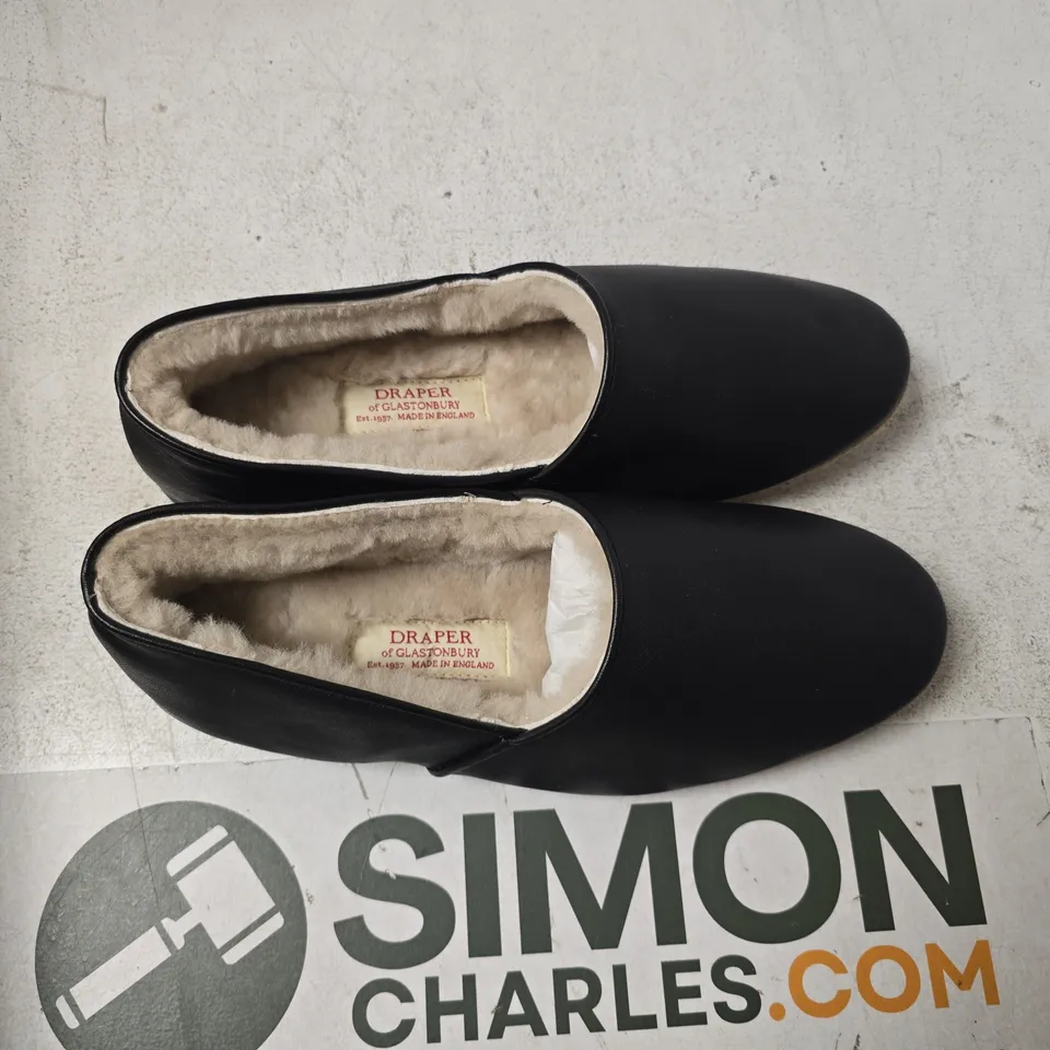 DRAPER OF GLASTONBURY LEATHER SLIPPERS – BLACK, UK 9