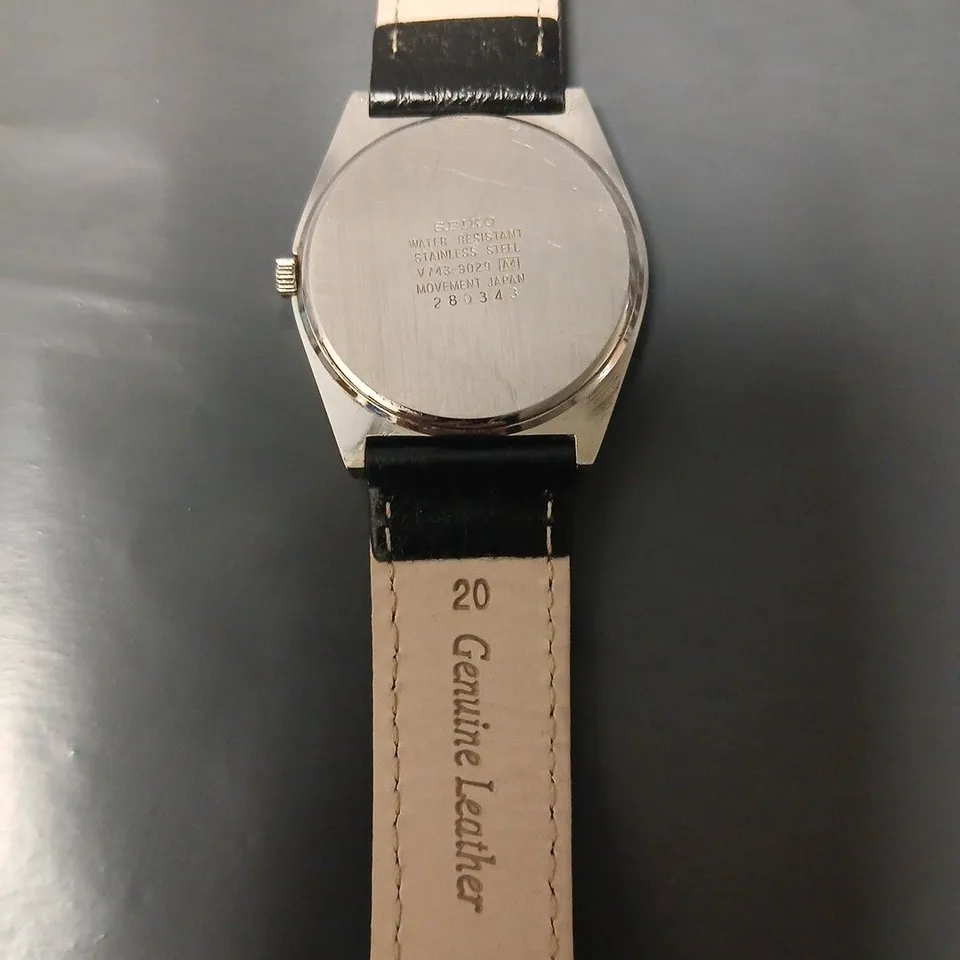 UNBOXED SEIKO SILVER DIAL WATCH WITH BLACK LEATHER STRAP