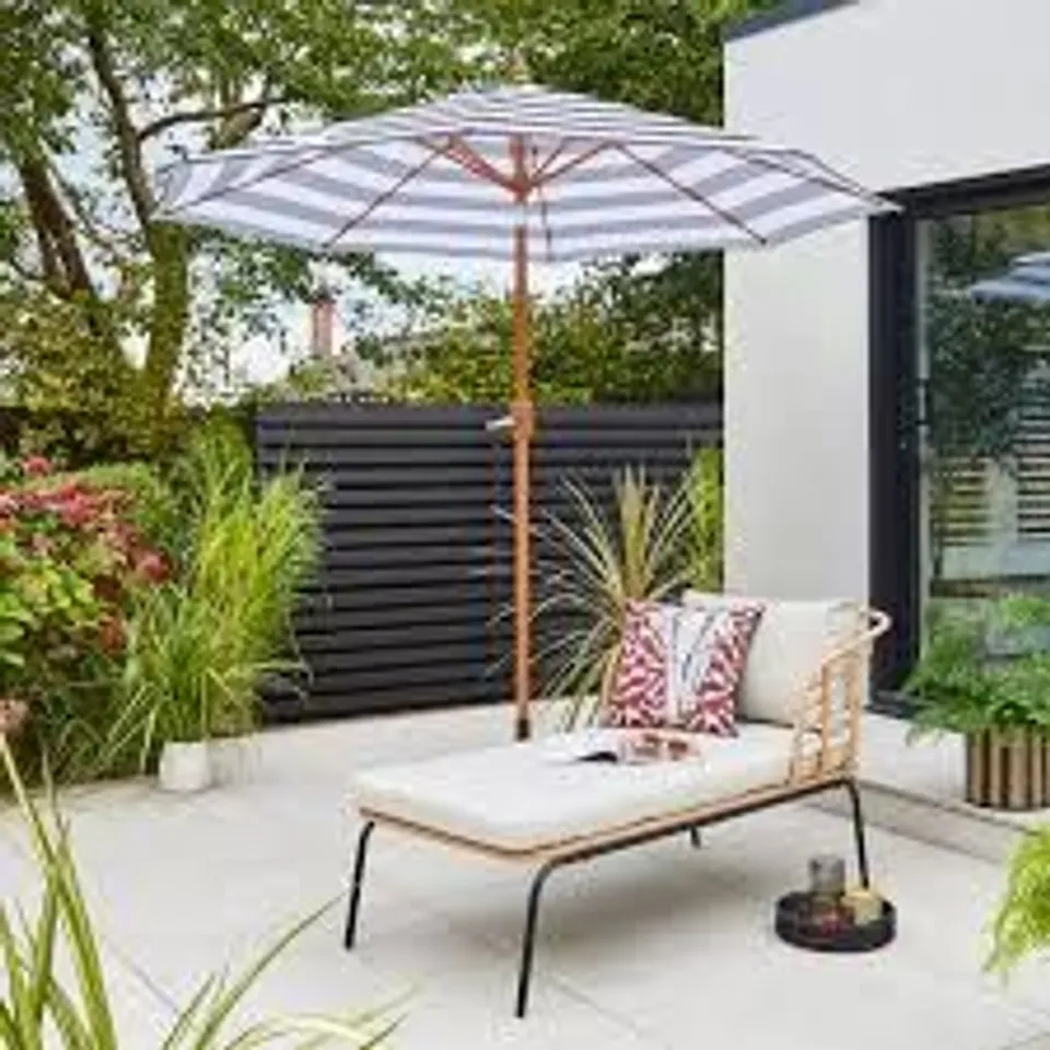BOXED 2.7M TILT AND CRANK PARASOL WITH WOODEN EFFECT POLE (1 BOX)