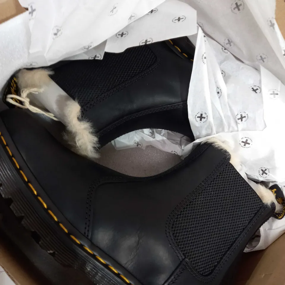BOXED DR. MARTENS LEONORE BURNISHED WYOMING CHELSEA BOOTS, BLACK - SIZE 7