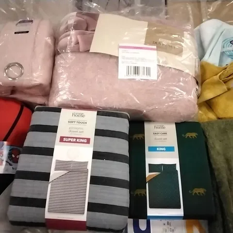 PALLET OF ASSORTED HOME FABRIC ITEMS TO INCLUDE DUVET SETS, THROWS , TOWELS AND CURTAINS