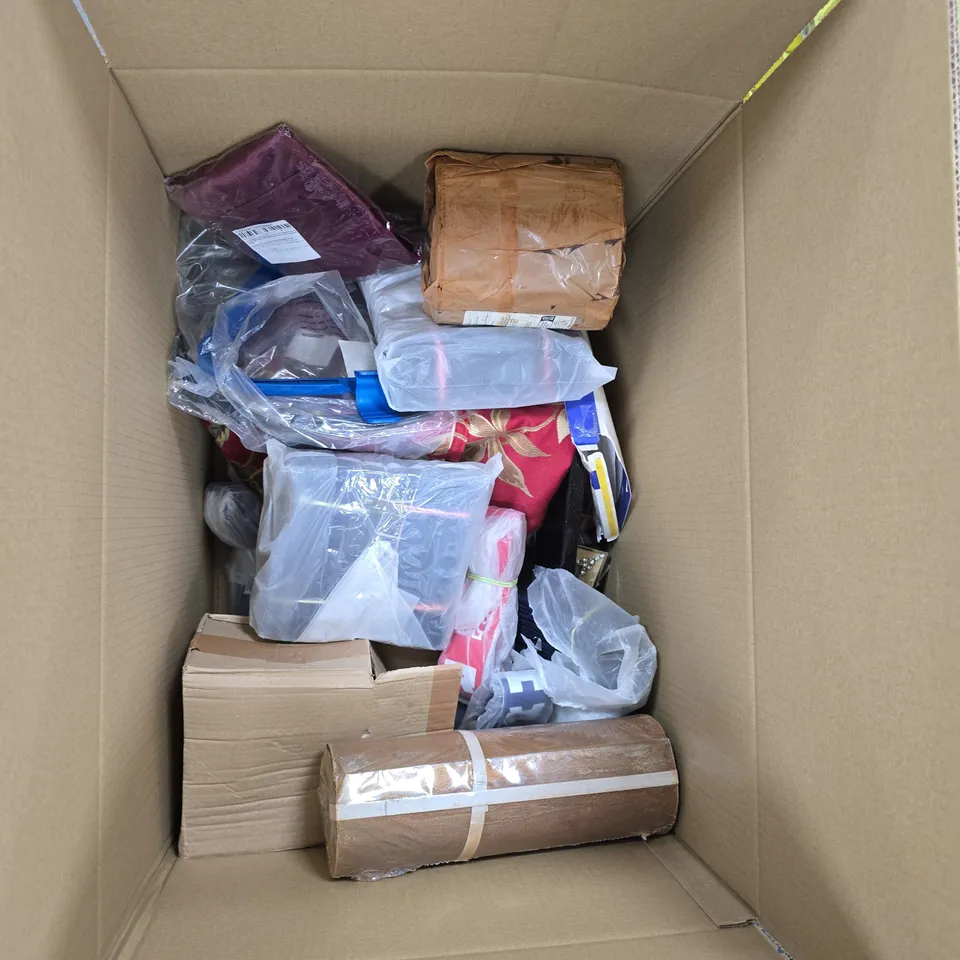 LARGE QUANTITY OF ASSORTED ITEMS TO INCLUDE ANALOG CLOCK, SET OF 4 NAPKINS, TRAVEL DUFFLE BAG, ETC - COLLECTION ONLY