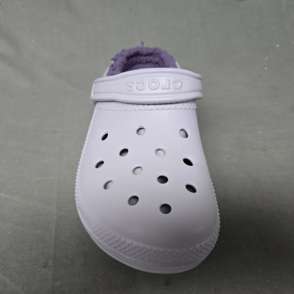 PAIR OF CROCS CLASSIC LINED CLOGS IN LILAC UK SIZE M5/W6