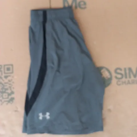 UNDER ARMOUR SHORTS IN GREY/BLACK SIZE MEDIUM