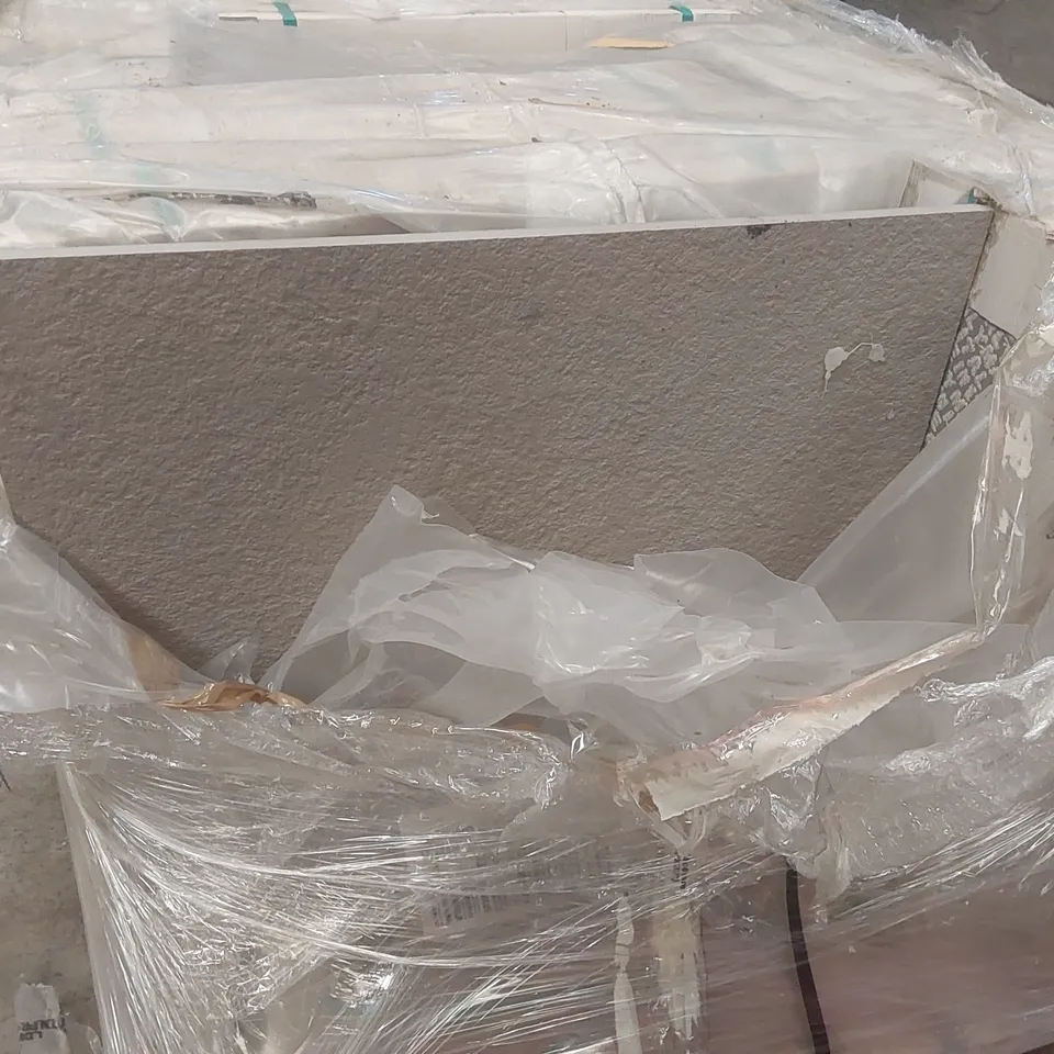 PALLET CONTAINING A VERY LARGE QUANTITY OF ASSORTED TILES