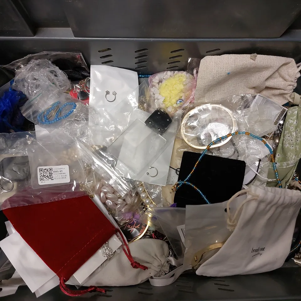 BOX OF APPROX 10 ASSORTED COSTUME JEWELLERY TO INCLUDE WATCH STRAPS, BRACELETS AND NECKLACES