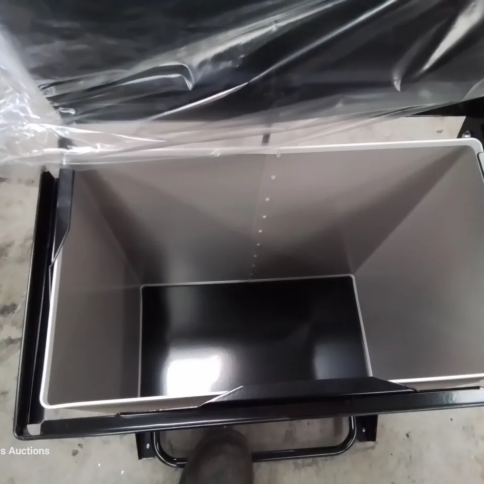 PALLET CONTAINING 10 WYBONE METAL PEDAL BINS