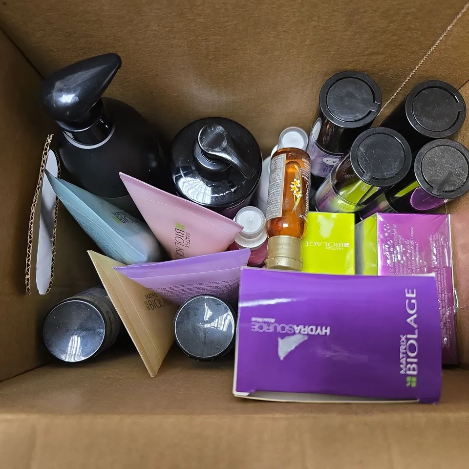 APPROXIMATELY 20 ASSORTED HEALTH & BEAUTY PRODUCTS TO INCLUDE MATRIX BRASS OFF BLONDE THREESOME, BIOLAGE CERA-REPAIR, MINERAL BOOSTER, ETC - COLLECTION ONLY