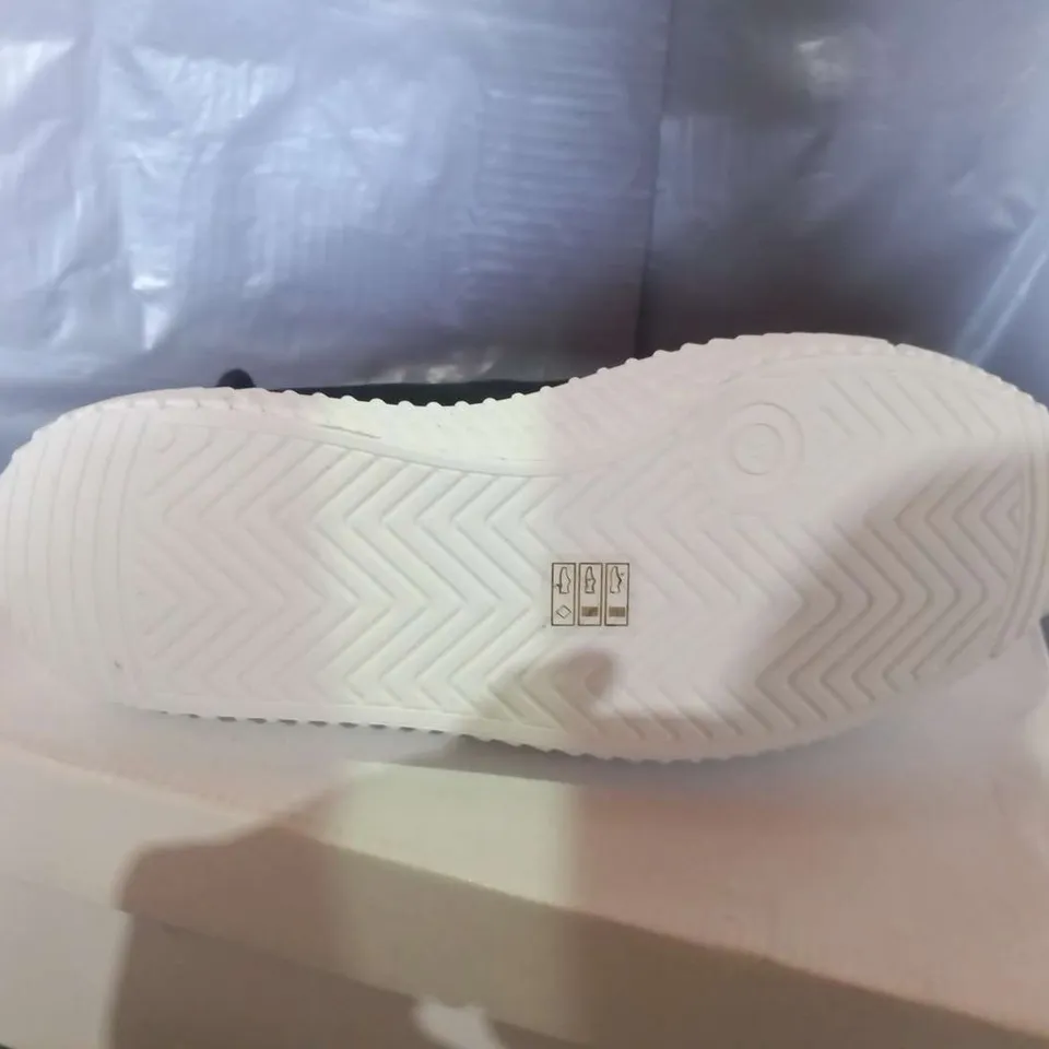 BOXED SOLEA BUMPY BLACK CANVAS SNEAKERS SIZE 4