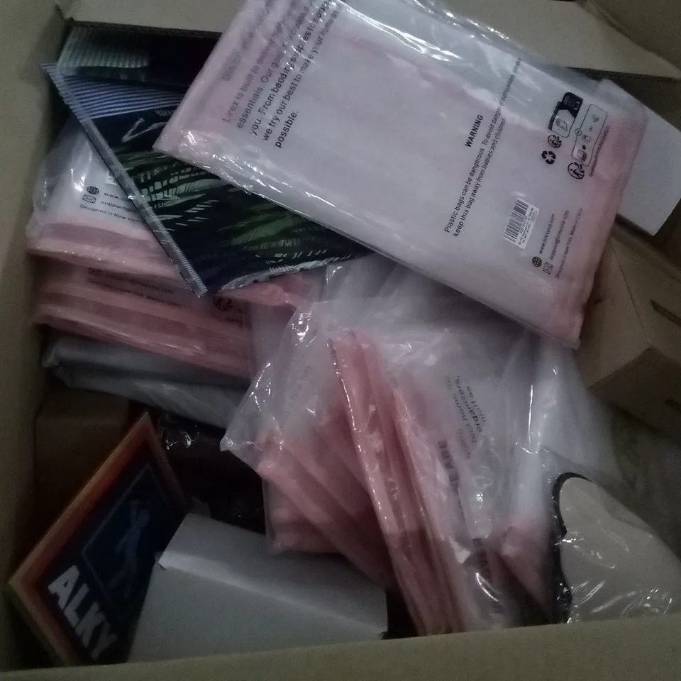 PALLET OF 6 BOXES CONTAINING ASSORTED ITEMS INCLUDING WAR HORSE DVD, NIPPLE COVERS, PLACEMATS, PHONE CASE, FESTIVE DINO BEDSHEET, MANUAL SOAP DISPENSER 