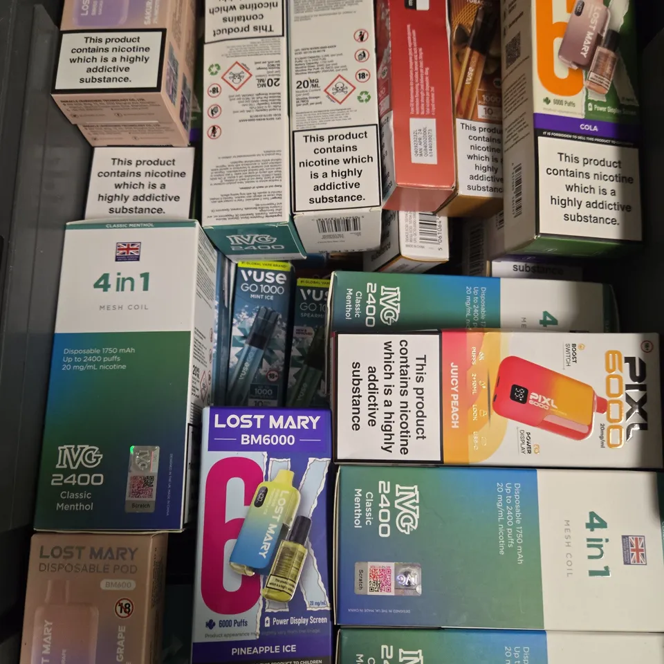 APPROXIMATELY 20 ASSORTED E-CIGARETTE & VAPING ITEMS IN VARIOUS BRANDS 